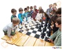 Σετ επιδαπέδιου σκακιού, με μεγάλα πιόνια. Το ταμπλό αποτελείτε από 64 κομμάτια παζλ, 15x15 εκατοστά το κάθε ένα.