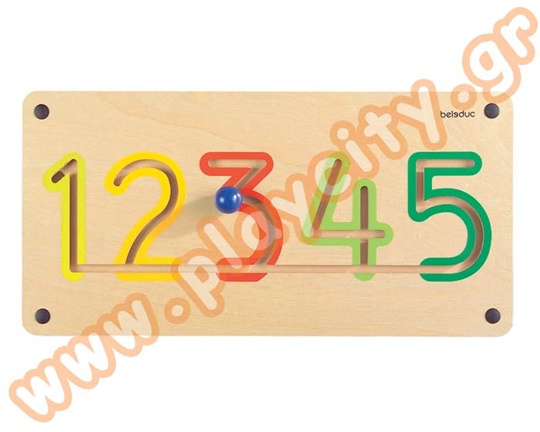 Ξύλινο παιχνίδι τοίχου που δείχνει τους  αριθμούς από το 1 έως το 5 και επιτρέπει τα παιδιά να  εξασκηθούν πάνω του.