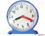 Εκπαιδευτικό αναλογικό ρολόι από πλαστικό, που δείχνει ώρες και λεπτά, με μεγάλους δείκτες.