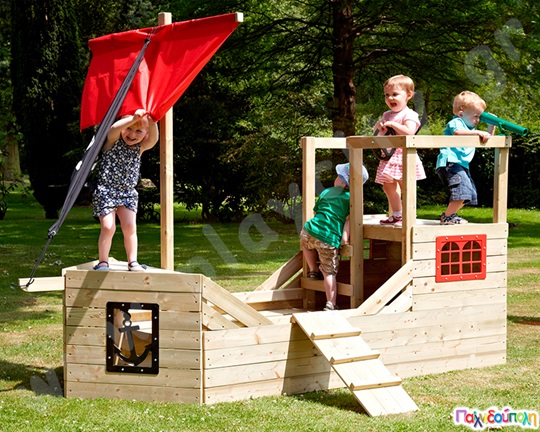 Ξύλινη παιδική πειρατική γαλέρα, διαθέτει θάλαμο, γέφυρα, μεγάλους χώρους παιχνιδιού, πηδάλιο και 2 πανιά.