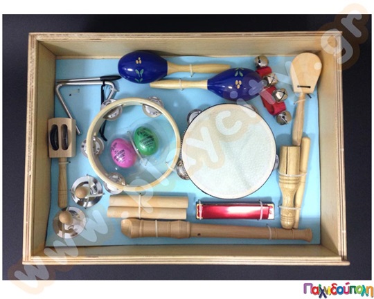Μουσικό σετ σε ξύλινο κουτί με πολλά μουσικά όργανα, όπως ντέφι, μουσικά αυγά, φυσαρμόνικα, φλογέρα, μαράκες και άλλα.