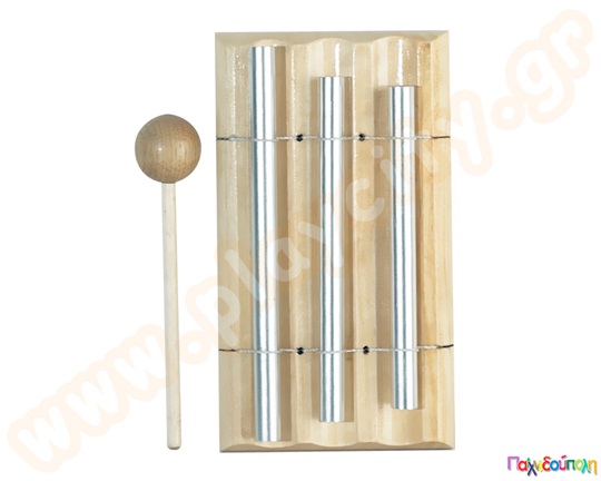 Παιδικό μουσικό όργανο που αποτελείτε από μια ξύλινη βάση που περιέχει 3 μεταλλικούς ράβδους και ξύλινη μπαγκέτα.