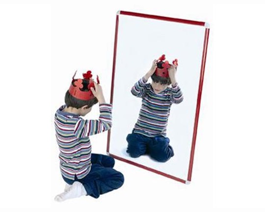 Παιδικός άθραυστος καθρέπτης με χρωματιστό πλαίσιο κατάλληλος για όλες τις αίθουσες νηπίων.