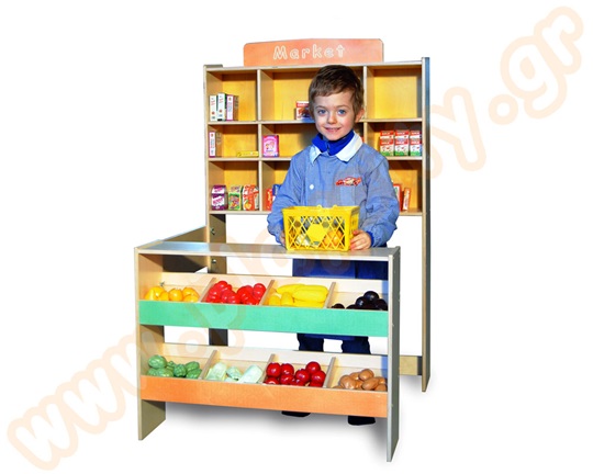 Παιδικό μαγαζάκι ξύλινο με πάγκο και δύο ράφια από κάτω του και κάθετα ράφια στο πίσω μέρος του.
