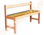 Ξύλινο παιδικό παγκάκι με πλάτη και πολύχρωμο κάθισμα, κατάλληλο για χρήση σε νηπιαγωγείο.