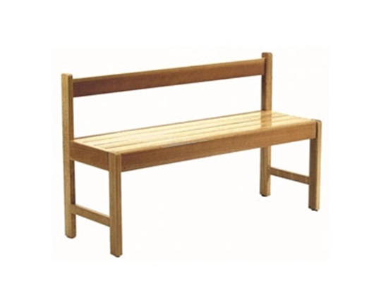 Ξύλινο παιδικό παγκάκι με πλάτη και κάθισμα σε φυσικό χρώμα ξύλου, κατάλληλο για χρήση σε νηπιαγωγείο.