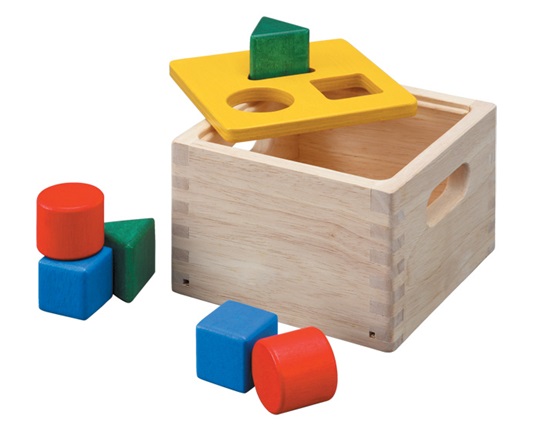 Παιχνίδι ανάπτυξης συντονισμού που αποτελείτε από ξύλινο κουτί με τρύπες για γεωμετρικά σχήματα!