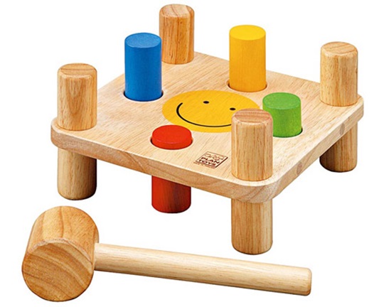 Παιχνίδι συντονισμού, ξύλινος πάγκος σφυροκοπήματος διπλής όψης που περιέχει σφυρί και 4 χρωματιστούς κυλίνδρους.