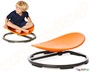 Κάθισμα καρουζέλ, σχεδιασμένο να είναι κεκλιμένο για να μπορεί το παιδί να κουνιέται με το κέντρο βάρους του σώματος του.