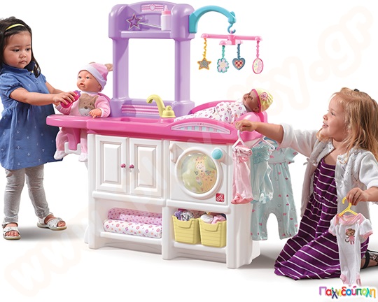 Γωνιά Περιποίησης Μωρού της Step2, παιχνίδι για κορίτσια, με δύο κουτιά αποθήκευσης και τρείς κρεμάστρες ρούχων κούκλας