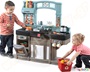 Παιδικό σετ που αποτελείτε από παιδική κουζίνα  και  25 κουζινικά αξεσουάρ, από την Step2.