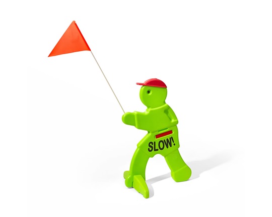 Πλαστικό ανθρωπάκι σε πράσινο φωσφοριζέ χρώμα, με Σημαία Προειδοποίησης Αργής Κίνησης.