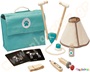 Παιδικό παιχνίδι, τσάντα κτηνιάτρου με εργαλεία, της Plan Toys. Το σετ περιλαμβάνει βασικό ιατρικό, κολάρο και ακτινογραφίες.