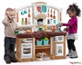 Διασκεδαστική παιδική κουζίνα της Step2. Διαθέτει ψυγείο, φούρνο με διακόπτη καθώς και ρεαλιστικούς ήχους και πόρτες.