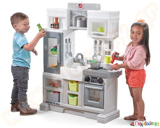 Μοντέρνα παιδική κουζίνα της Step2, σε γκρι χρώμα, με ψυγείο, φούρνο, νεροχύτη και πολλά αξεσουάρ.