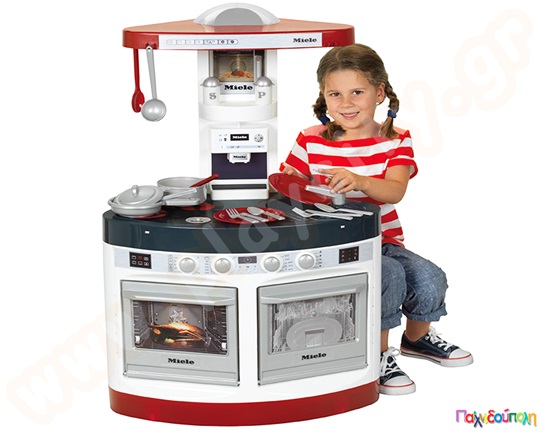 Παιδική κουζίνα που διαθέτει μηχανή εσπρέσο, φούρνο, πλυντήριο πιάτων,  νεροχύτη και μαγειρικά σκεύη.