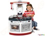 Παιδική κουζίνα που διαθέτει μηχανή εσπρέσο, φούρνο, πλυντήριο πιάτων,  νεροχύτη και μαγειρικά σκεύη.
