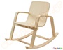 Κουνιστή καρέκλα, ξύλινη σε φυσικό χρώμα, της Plan Toys, είναι εργονομική και προσφέρει στιγμές χαλάρωσης στα παιδιά.