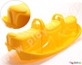 Τραμπάλα σε σχήμα σκυλάκου, σε κίτρινο χρώμα από την Dantoy. Είναι τριθέσια και ιδανική για εσωτερική ή υπαίθρια χρήση.