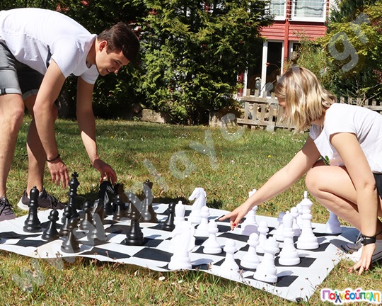 Επιδαπέδιο σκάκι που περιλαμβάνει την σκακιέρα. Οι διαστάσεις της σκακιέρας είναι 158x158 εκατοστά.