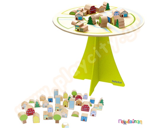 Γιγάντιο ξύλινο τραπέζι ισορροπίας όπου τα παιδιά τοποθετούν πάνω στην κυκλική βάση σπιτάκια και δεντράκια.