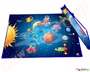 Παιδικό χαλάκι για το παιδικό δωμάτιο που απεικονίζει το διάστημα σε όμορφα χρώματα και το οποίο τυλίγεται σε ρολό.