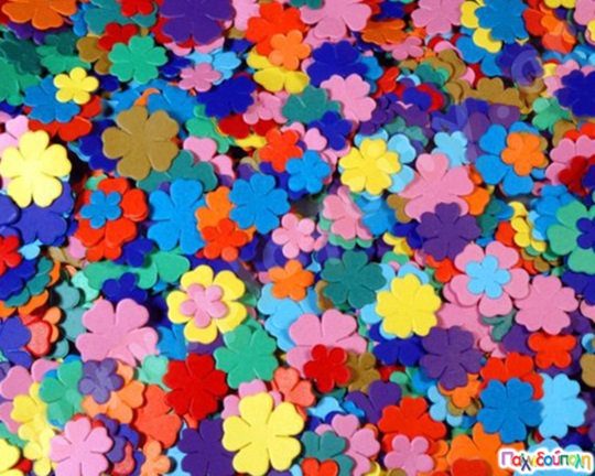Χάρτινα λουλούδια 3000 τεμαχίων σε 3 μεγέθη και χρώματα, ιδανικά για κατασκευές χειροτεχνίας.