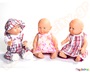 Τρία σύνολα ρούχων κούκλας κοριτσιού με ρεαλιστικά σχέδια.
