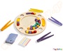 Ξύλινο κυκλικό ταμπλό με 4 λαβίδες, κάρτες παιχνιδιού και χρωματιστές μπαλίτσες.