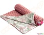 Βρεφική κουβέρτα 2 όψεων με ανάγλυφη υφή φλις σε ροζ χρώμα και λουλουδάκια από την άλλη.